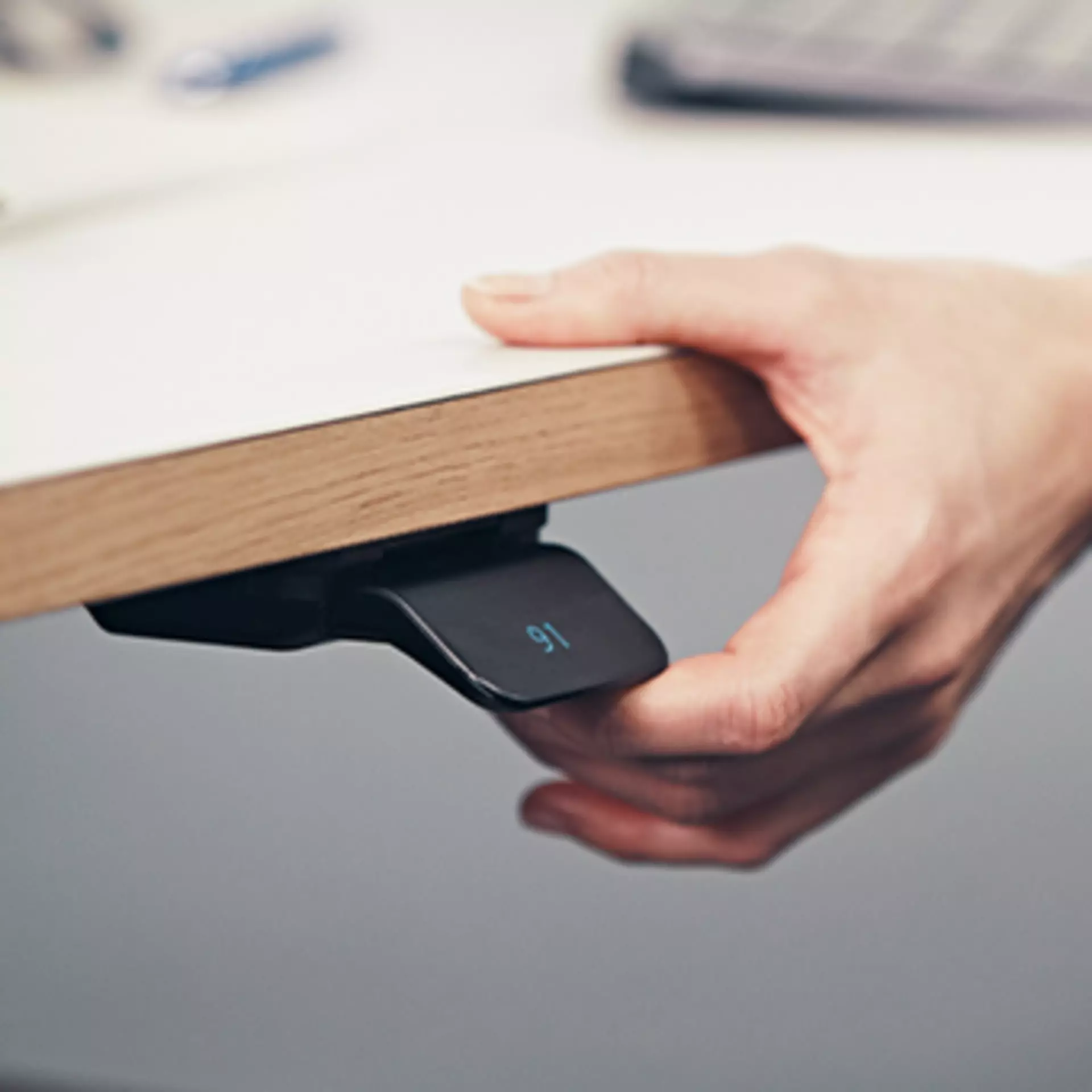 LINAK DPI1K desk panel - adjusting a sit-stand desk with ease via intuitive up/down tilting of the paddle