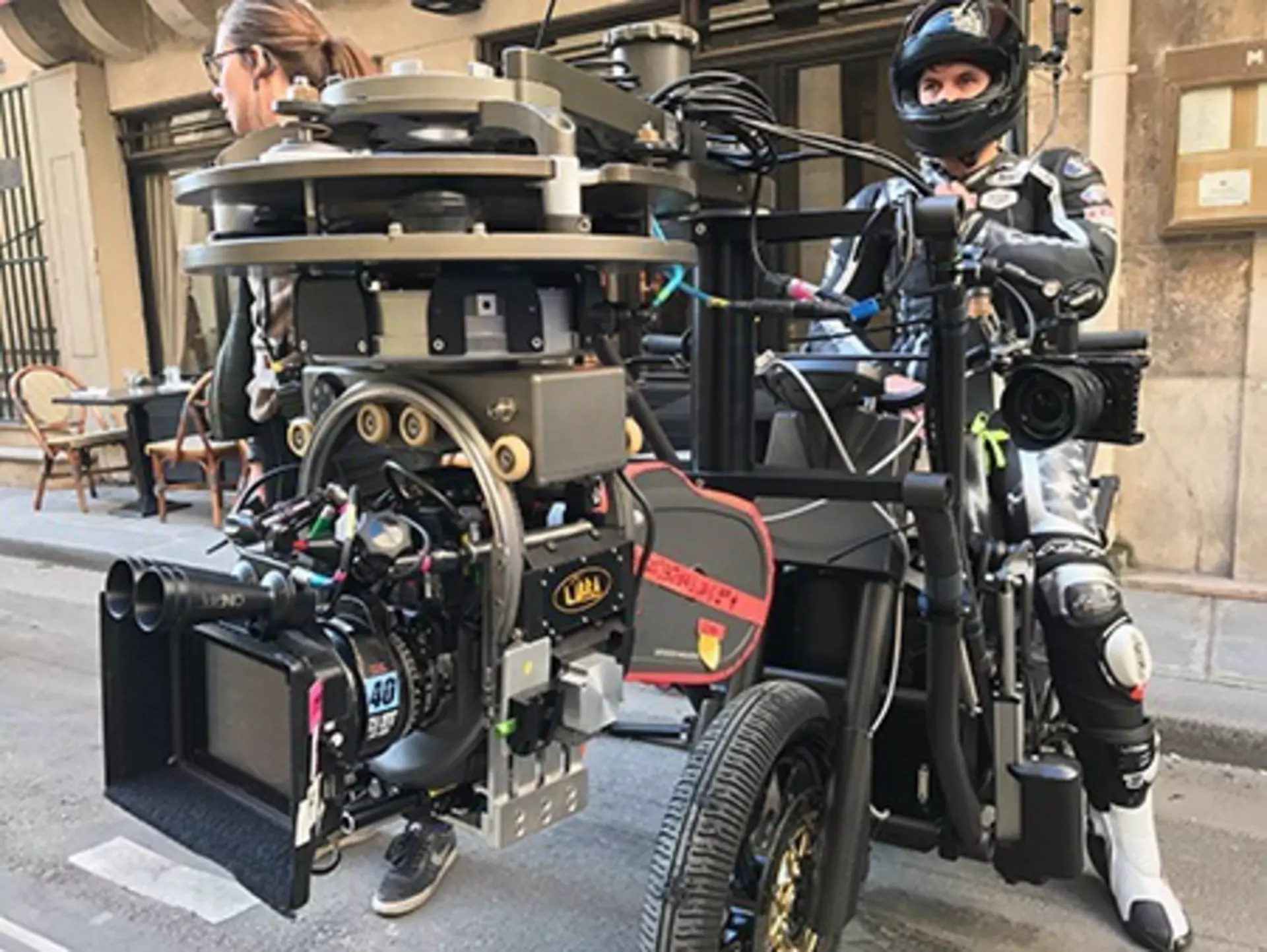 Steady camera at 100 mph through the streets of Paris-content