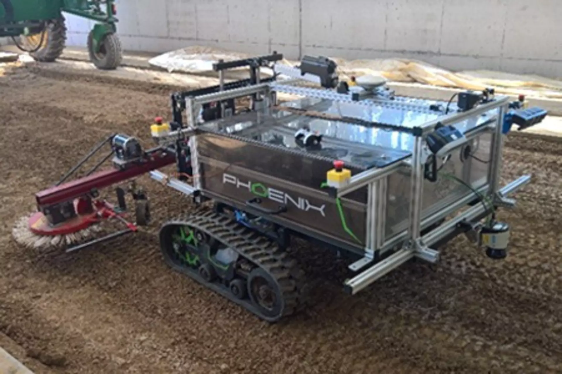  Semi-automatic weeding robot shows the future of agriculture