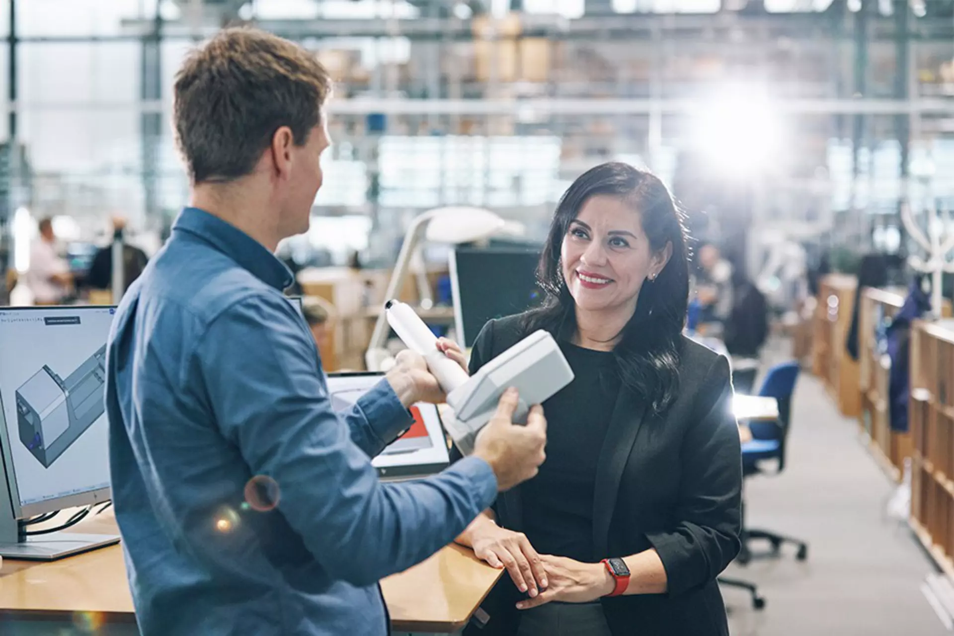 Two specialists discussing a product in an office, symbolizing cooperation between linear actuator manufacturers