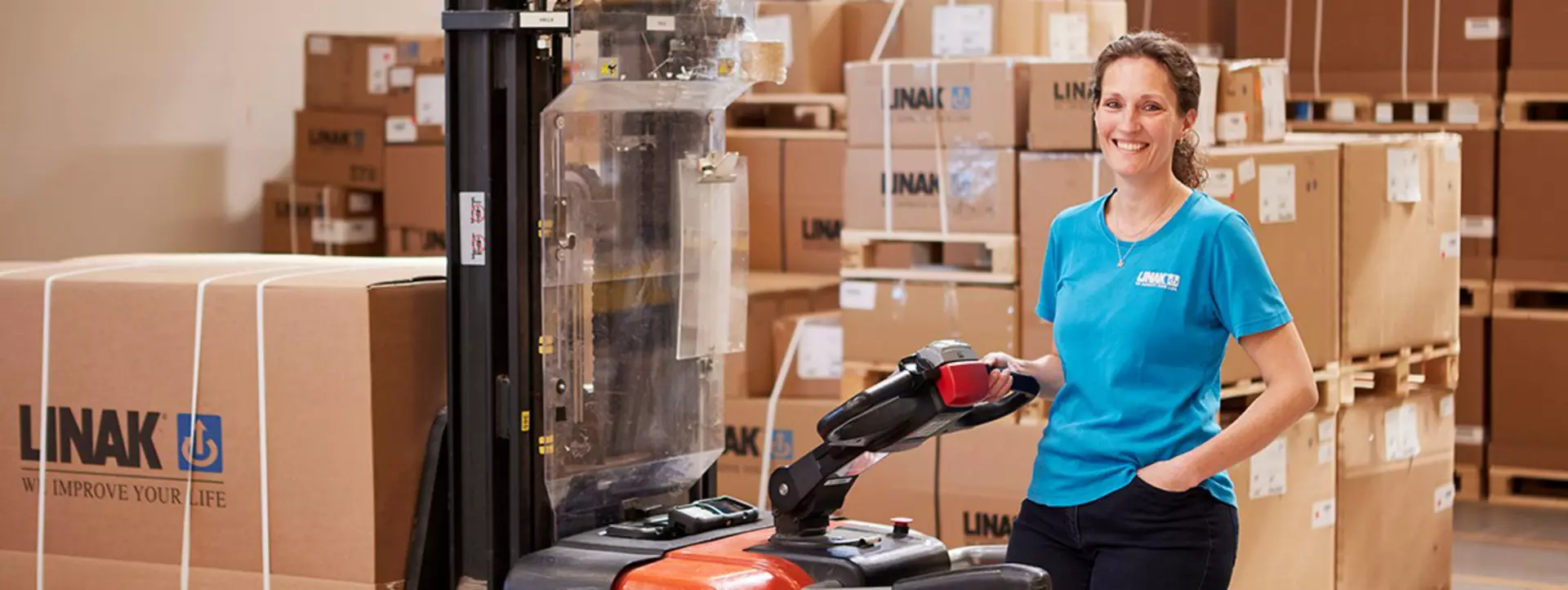 Helle Stenholt, logistikassistent hos LINAK Danmark i Silkeborg