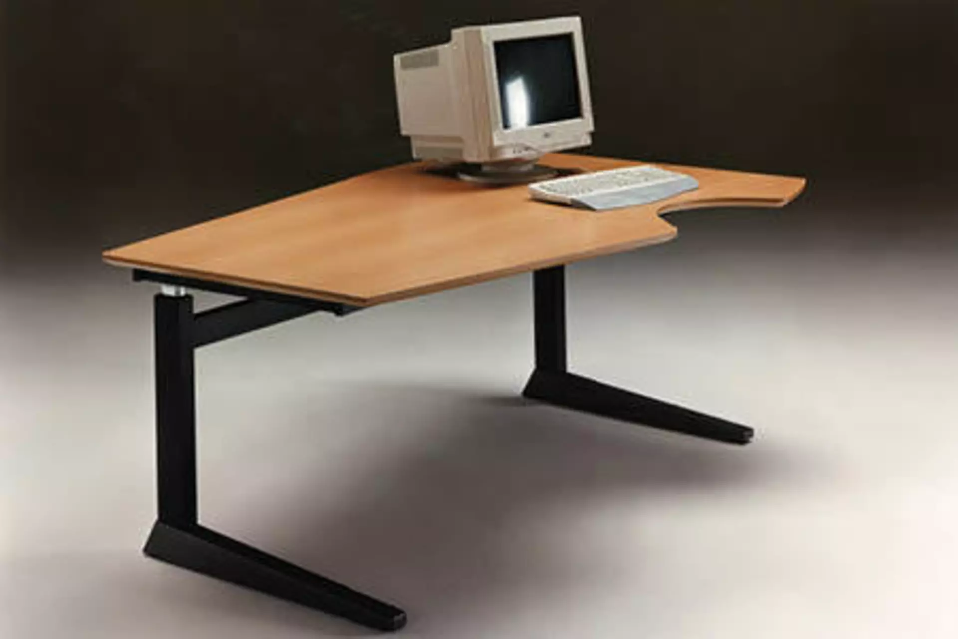 The first desk from Cube Design with the DL1 system.