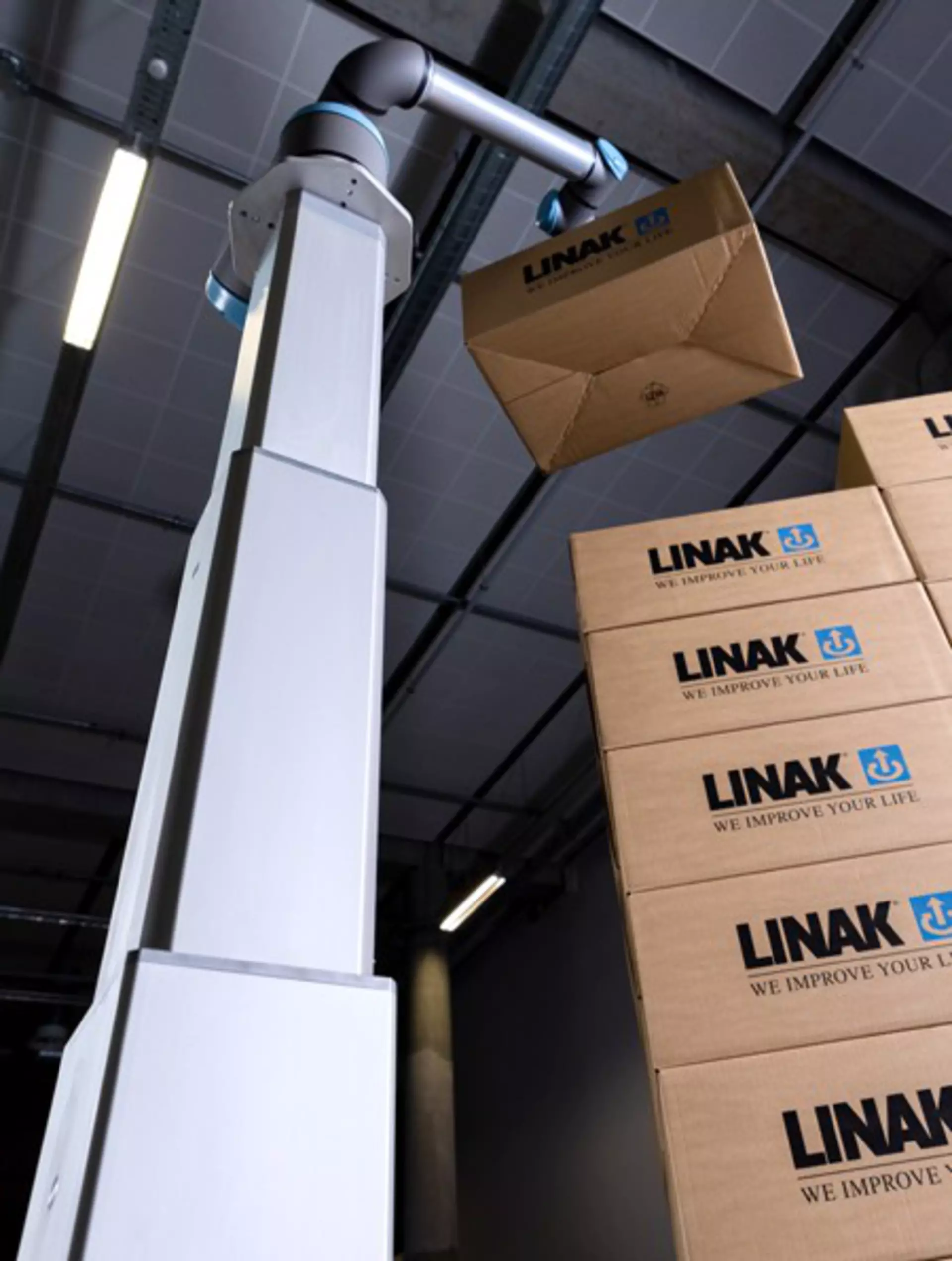 LINAK® electric lifting column: ELEVATE™ for cobot palletisers in dark production environment