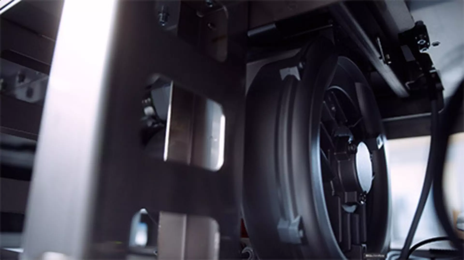 Drive ensures linear movement of the Flow capsule for the user to get in/out.