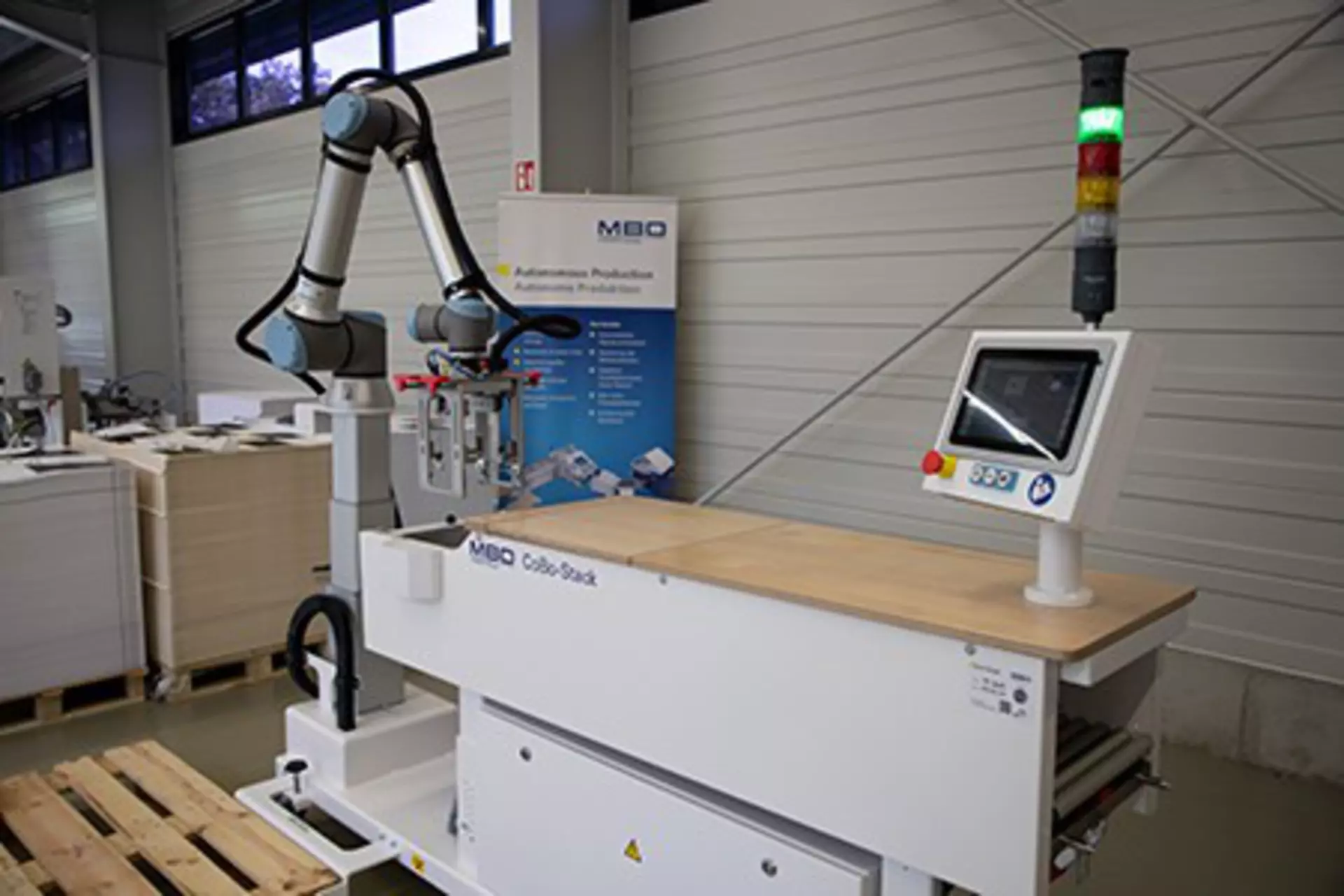 LINAK® lifting column LC3 extends the movement of MBO’s CoBo stack