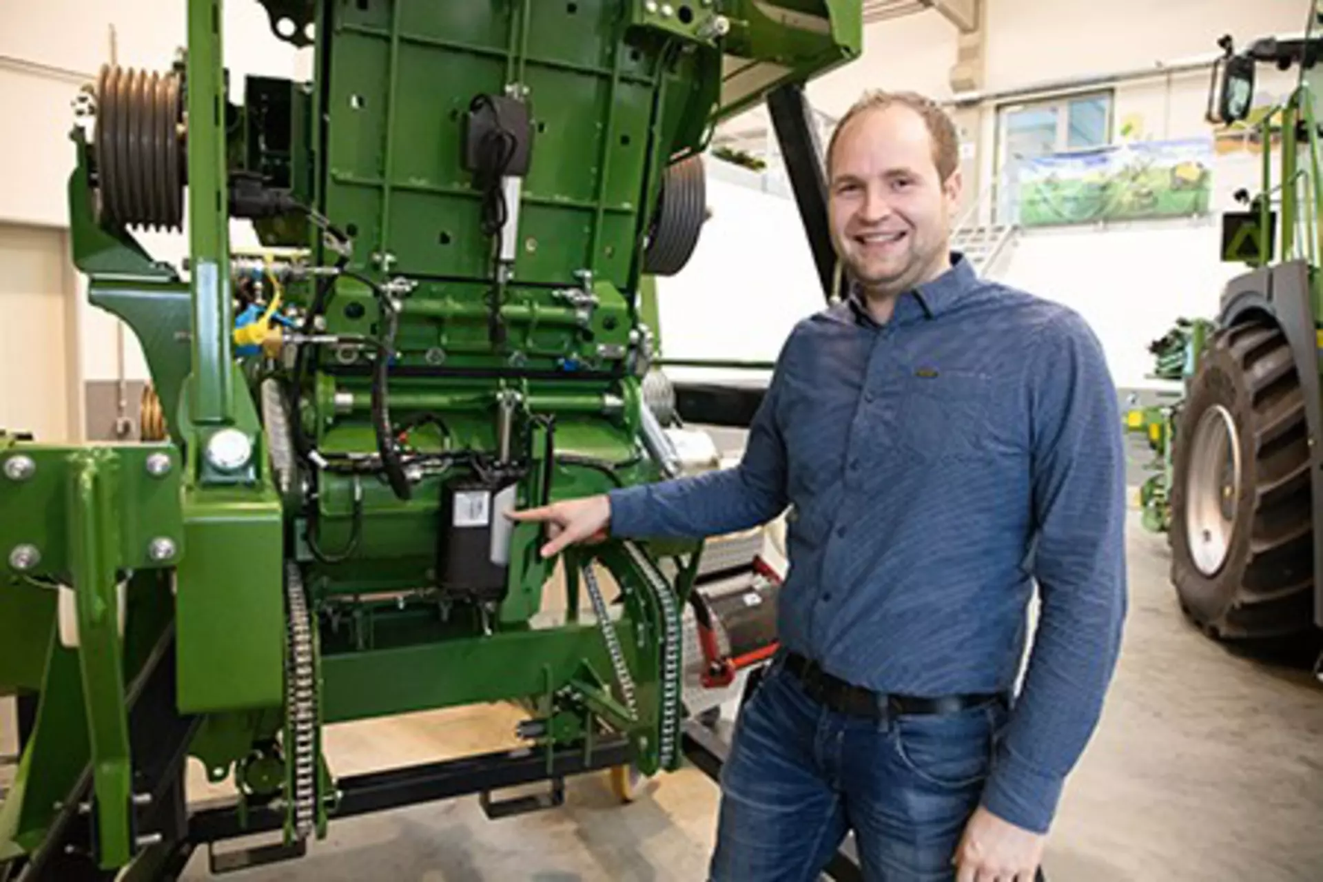 Linear actuators from LINAK position the rollers of the corn conditioner in the Krone forage harvester