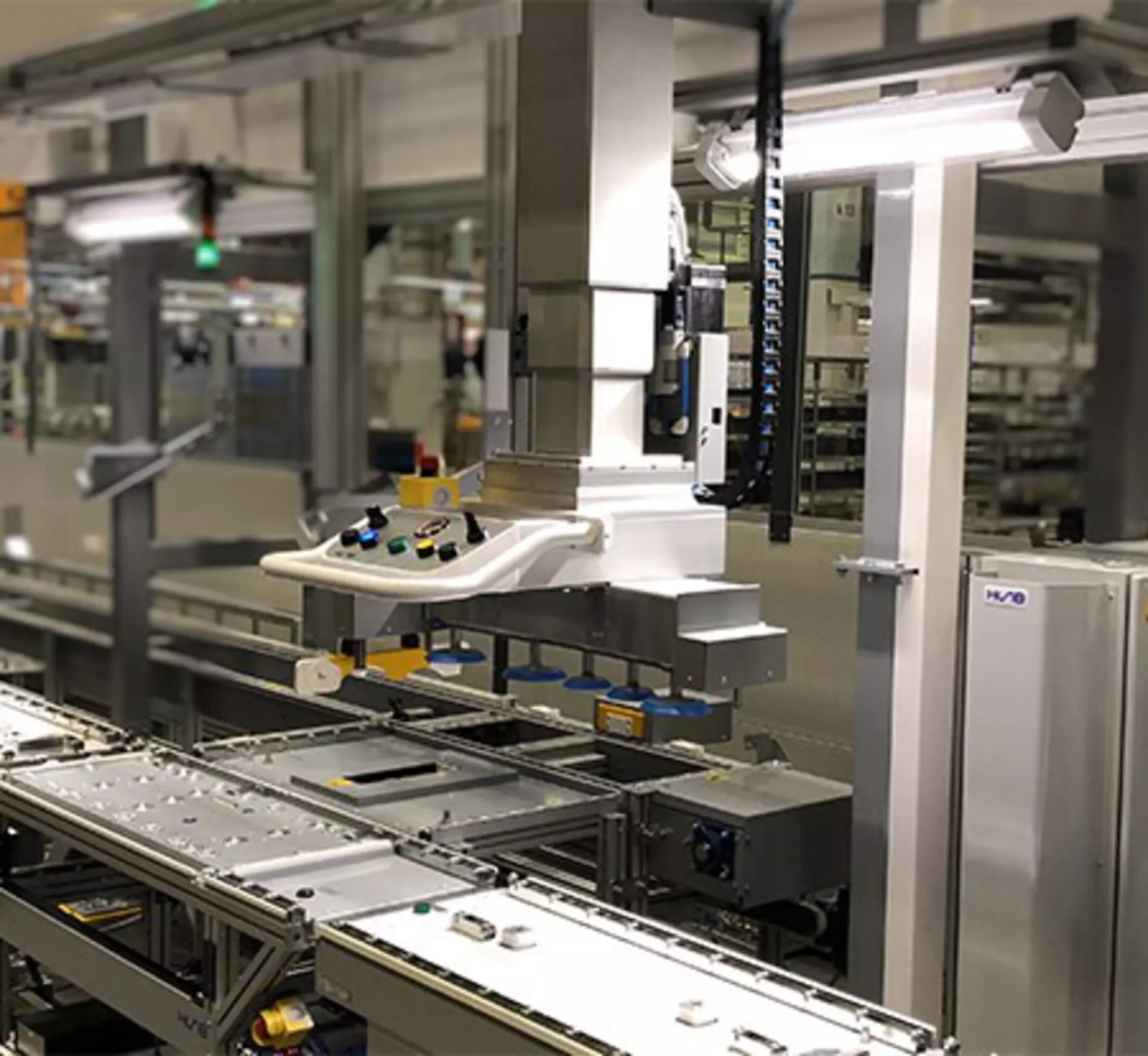 C3 lifting column with a vacuum gripper used for lowering and lifting a product at an assembly line