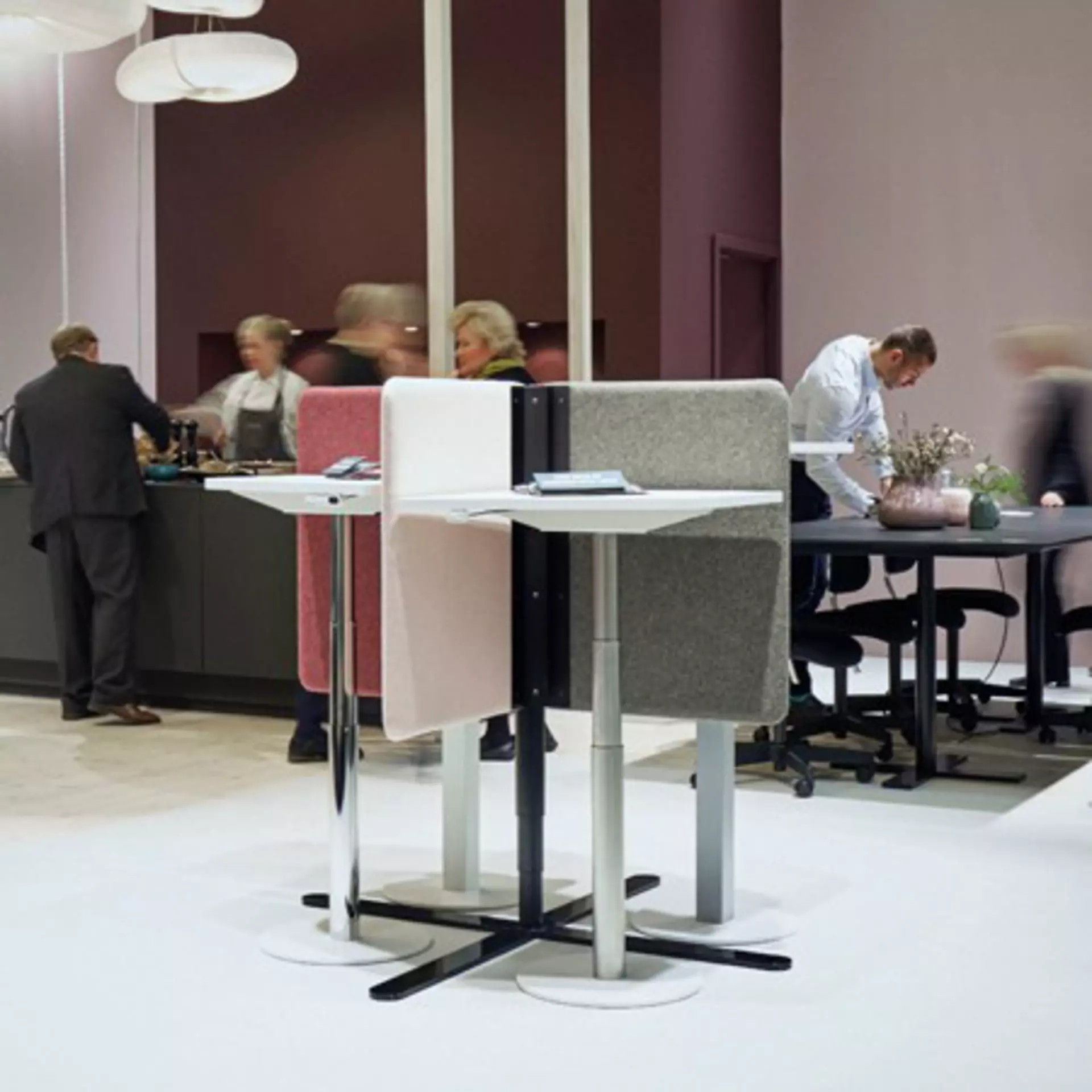 4 small and adjustable office desks for the office hotel. Improved ergonomics via a single LINAK lifting column.